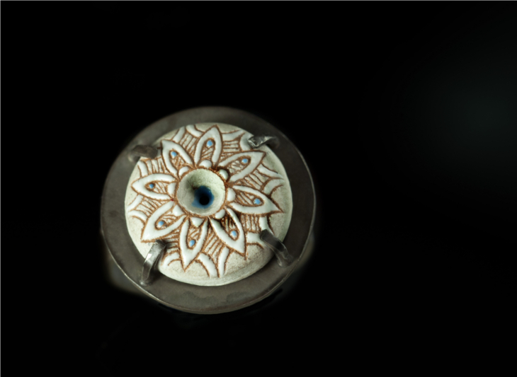 bottone in ceramica lavorato a mano, realizzato dal laboratorio artigianale Sinzos, Nuoro Sardegna